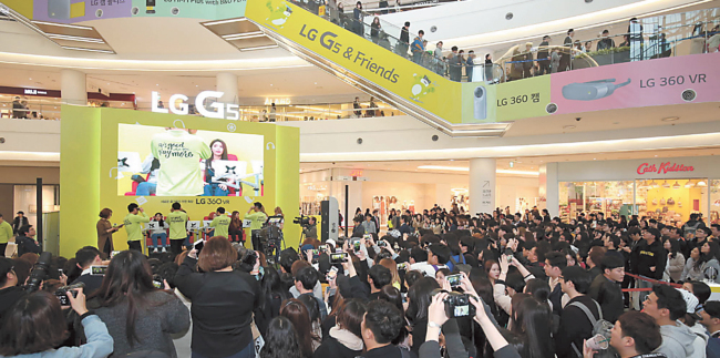 지난 주말 영등포 타임스퀘어에 마련한‘ LG G5와 프렌즈’ 체험존에 대규모 인파가 몰린 모습. [사진제공=LG전자]