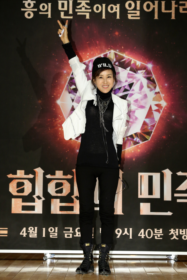 Actress Lee Kyung-jin poses at a press conference at JTBC Digital Theater on Tuesday. (JTBC)