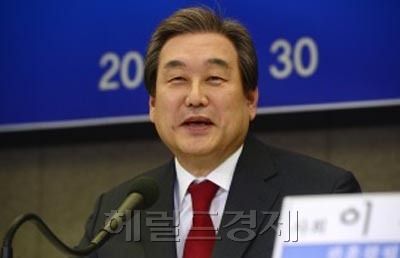 김무성 새누리당 대표가 30일 서울 중구 프레스센터에서 열린 관훈토론회에서 질문에 답하고 있다. 박해묵 기자/mook@heraldcorp.com