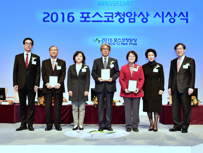 (왼쪽부터) 이준식 사회부총리 겸 교육부 장관, 조윤제 교수 내외, 이형규 금오공고 교장, 안규리 라파엘클리닉 대표, 장옥자 여사(고 박태준 명예회장 배우자), 권오준 포스코청암재담 이사장.  [사진제공=포스코청암재단]