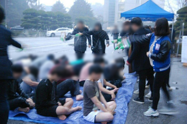 경쟁 위주의 제도가 도입되면서 대학 내에서 내려오던 각종 의식의 의미에 대한 고민은 사라지고 형식만 남아 ‘폐습’이 됐다. 100명 이상의 대형 강의와 상대평가, 부실한 토론에서 지성인으로서의 대학생의 모습은 사라진지 오래다.