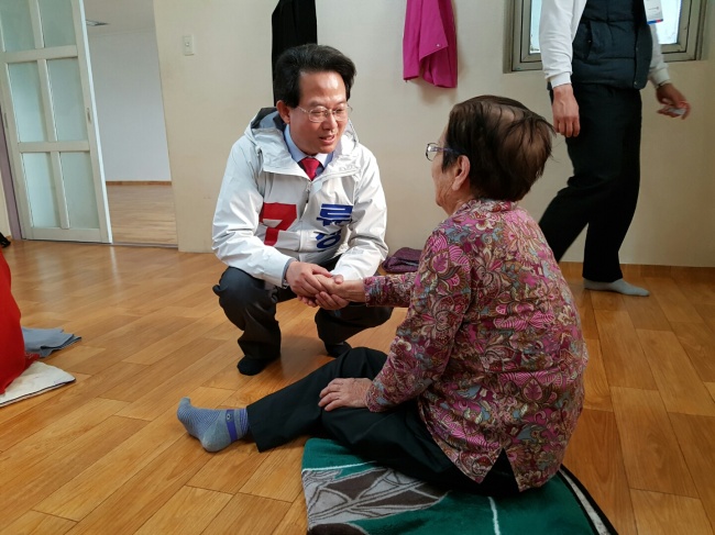 지난 29일 각각 대구 동구갑 평화시장과 진로이스트타운 경로당에서 유세활동을 펼치고 있는 정종섭 새누리당 후보<왼쪽 사진>와 류성걸 무소속 의원.