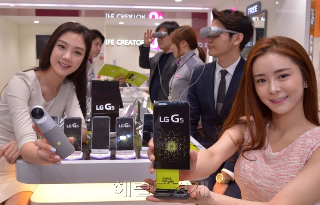 LG전자의 전략 스마트폰 G5가 31일 국내를 비롯해 미국, 중국, 유럽 등 전 세계 200여 개 이동통신사를 통해 출시됐다. 이상섭 기자/bobtong@heraldcorp.com