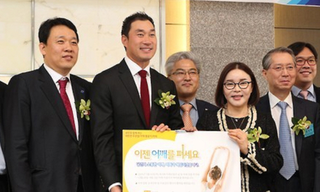 앞줄 왼쪽부터 변기용 대한견?주(어깨?팔꿈치)관절학회 회장, 봉중근 프로야구 LG트윈스 투수, 최란 서울문화예술협회 이사장, 김성재 대한정형외과학회 회장. 봉중근 선수와 최란 이사장은 2016년 학회 홍보대사로 활동하게 된다.
앞줄 왼쪽부터 변기용 대한견?주(어깨?팔꿈치)관절학회 회장, 봉중근 프로야구 LG트윈스 투수, 최란 서울문화예술협회 이사장, 김성재 대한정형외과학회 회장. 봉중근 선수와 최란 이사장은 2016년 학회 홍보대사로 활동하게 된다.