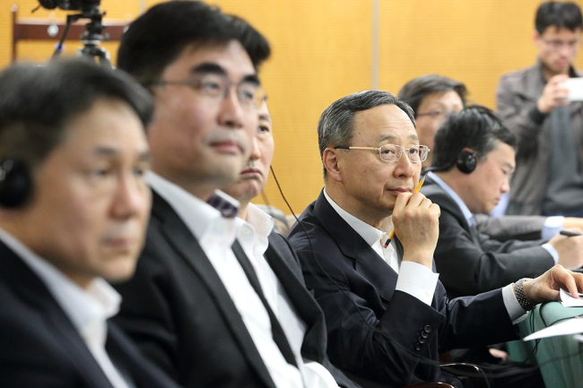 황창규 KT회장이 최고위급 워크숍에서 진지한 모습으로 토론을 경청하고 있다.  [사진제공=KT]