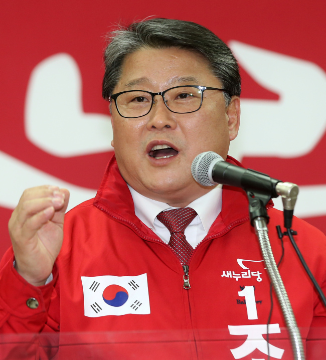 Rep. Cho Won-jin gives speech to his supporters at the Saenuri Party's Daegu office. Yonhap.