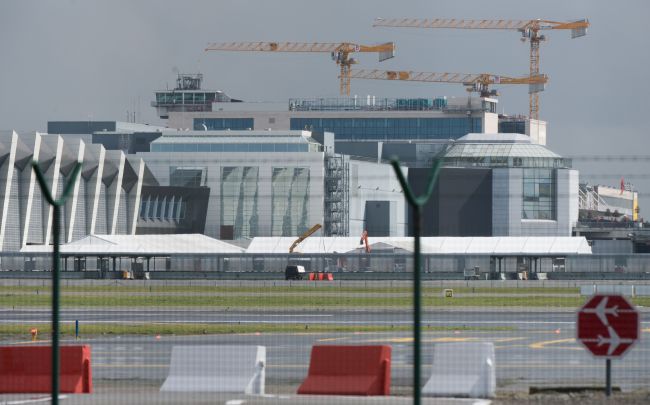 A picture taken on March 29, 2016 in Zaventem shows tents at Brussels Airport, where authorities are running a series of tests to see if makeshift check-in facilities are good enough to restart some flights and that repair work and new security measures are adequate after the deadly March 22 attacks. (AFP-Yonhap)