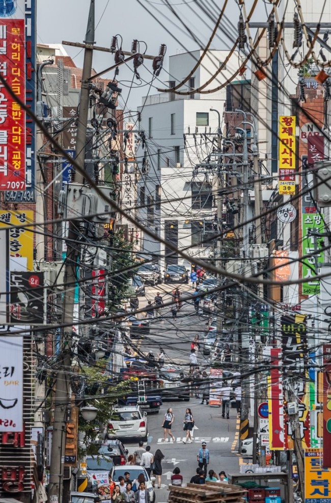 A densely-populated residential district in Seoul by photographer Shin Kyeong-sub (Courtesy of the artist)