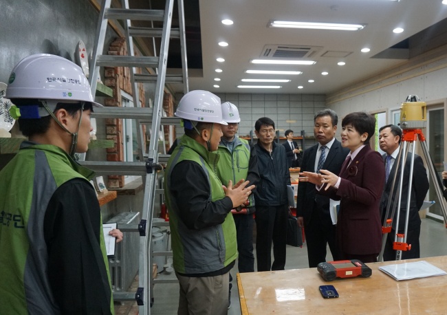 <YONHAP PHOTO-2070> 여가부 장관, 안전점검 (서울=연합뉴스) 강은희 여성가족부 장관이 2일 오전 서울시립중랑청소년수련관(중랑구 면목동)을 방문해 청소년활동 현장의 안전점검을 하고 있다. 2016.4.3 [여가부 제공] xyz@yna.co.kr/2016-04-03 13:31:30/ <저작권자 ⓒ 1980-2016 ㈜연합뉴스. 무단 전재 재배포 금지.>
<YONHAP PHOTO-2070> 여가부 장관, 안전점검 (서울=연합뉴스) 강은희 여성가족부 장관이 2일 오전 서울시립중랑청소년수련관(중랑구 면목동)을 방문해 청소년활동 현장의 안전점검을 하고 있다. 2016.4.3 [여가부 제공] xyz@yna.co.kr/2016-04-03 13:31:30/ <저작권자 ⓒ 1980-2016 ㈜연합뉴스. 무단 전재 재배포 금지.>