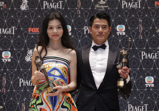 Chinese actress Jessie Li and Hong Kong actor Aaron Kwok pose after winning the awards for best actress and best actor, respectively, for their movie “Port of Call” at the Hong Kong Film Awards in Hong Kong, Sunday. (AP-Yonhap)