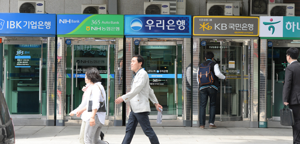 자동화기기는 지점 내 있거나 외부에 설치돼 있는데 지난해 통폐합된 지점이 늘어나면서 자동화기기 수도 크게 줄었다.국내 5대 은행의 ATMㆍCD기 운영현황을 분석한 결과 총 2만 9611대로, 전년대비 1378대(4.4%) 감소한 것으로 나타났다.