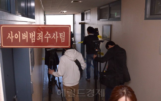 서울 관악경찰서에서 30대 여성 민원인이 “믿었던 형사가 내 편을 들어주지 않는다”며 황산을 경찰 얼굴에 뿌린 사건이 벌어지면서 또다시 경찰에 대한 무차별적 공격이 도마 위에 올랐다. 치안 일선에서 선 경찰에 대한 공격은 시민들의 안전을 위협하는 행위다. 그러나 당사자인 경찰관들은 까다롭고 모호한 복무 규정 때문에 물리적 대응을 하기 어려운 상황이다.
지난해 5월 중순 울산 중구 복산동 주택가 골목길에서 이집 저집 기웃거리는 김모(37) 씨를 수상히 여긴 경찰관은 김씨에게 신분증을 요구했다. 당시 해당 경찰관은 인근 빌라에서 빈집털이 범죄가 50차례나 일어난 사건을 조사 중이었다. 그 순간 김 씨는 품 안에 숨겨뒀던 칼을 꺼내 휘둘렀다. 격투 끝에 김 씨는 붙잡혔지만 경찰관은 왼쪽 눈썹과 어깨, 발목이 각각 2~3㎝ 베여 병원 응급실에서 상처를 꿰매야 했다. 김 씨는 결국 특수공무방해치상 혐의로 구속됐다. 특수공무방해치상은 위험한 물건을 사용하거나 단체 또는 여러 사람의 힘으로 공무의 집행을 방해했을 경우 징역 5년 이하 또는 벌금 1000만원 이하에 처하는 중대한 범죄다.
최근 3년간 공무집행사범 검거현황을 살펴보면 2013년 1만2407명이었던 공부집행방해 사범 검거인원은 2014년 1만5142명으로 늘어났다가 작년 1만4551명으로 다소 줄어들었다. 그러나 특수공무집행방해사범은 2013년 311명에서 2015년 665명으로 두배 이상 늘었고 결과적으로 경찰관을 부상시킨 특수공무방해치상사범은 2013년 227명에서 2015년 261명으로 증가했다. 그만큼 경찰관에 대한 공격의 수단이 흉포화되고 극단화됐다는 얘기다.
일선 지구대나 형사과에서 일하는 경찰관들은 민원인과 범죄자들을 상대하는 과정에서 겪는 고충을 털어놨다. 이태원 등 유흥구역이 있어 강력범죄가 잦은 용산경찰서의 한 형사는 “용의자든 피의자든 형이 확정되기 전까지는 무죄추정의 원칙이 적용되기 때문에 난동을 부린다고 해서 함부로 수갑을 채우거나 제압할 경우 나중에 과잉 수사라고 민원이 제기된다”며 “현행범이더라도 단 둘이 마주쳤을 경우 난동을 부려서 제압했다는 것을 밝혀줄 증인이 없어 차라리 내 몸부터 챙길까 고민할 때도 많다”고 했다.
용의자가 식칼 등 무기를 소지한 것으로 생각되더라도 경찰관은 쉽게 지급된 총기를 사용하기 힘든 것도 문제. 경찰관직무집행법 제10조 4항에 의하면 경찰관은 자기 또는 타인의 생명ㆍ신체에 대한 방호, 공무집행에 대한 저항을 억제하기 위해 필요한 한도 내에서 무기를 사용할 수 있다고 규정돼 있다. 그러나 무기를 사용하지 않고서는 체포할 수 없다는 점이 확실하거나 3회 이상 경고에도 불구하고 상대가 흉기를 버리지 않을 때에만 총기나 도검 등 위해를 가할 수 있는 무기를 사용할 수 있다는 것이 법원의 판례.
일선의 한 경찰관은 “일단 총기를 쏘고 나면 상황이 어찌됐든 이유를 소명하기 위해 감찰 조사를 받아야 한다”면서 “공포탄을 쏴도 사람이 죽을 수 있고 민간인의 허벅지라도 스치면 이후에 민사 소송에 몇년 시달리다 수천만원 배상해야 하는 경우도 많아 차라리 현장에서 범인을 놔주고 추후에 폐쇄회로(CC)TV 수사를 통해 잡아들이는 게 나은 형편”이라고 했다.
원호연 기자/why37@heraldcorp.com