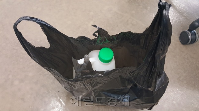 5일 기자는 서울 중구의 한 화공약품점에서 농도 20%의 염산을 구매했다. 해당 화공약품점 사장은 “염산을 구입하고 싶다”는 기자의 말에 처음엔 “팔지 않는다”고 답했지만, 화학과 학생이라고 사정하자 이내 “얼마나 필요하냐”고 말을 바꿨다. 사진은 기자가 구입한 염산. 구민정 기자 korean.gu@heraldcorp.com
