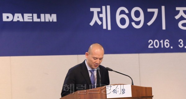 이해욱 대림산업 부회장이 지난달 25일 열린 정기 주주총회에서 운전기사 폭행 논란과 관련해 사과하고 있다.[사진=헤럴드경제DB]