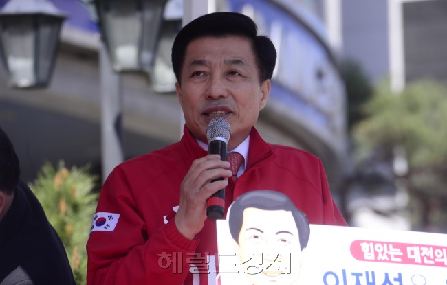 이재선 새누리당 서구을 후보가 김무성 새누리당 대표와 함께 5일 오전 대전 서구 대전교육청 사거리에서 차량유세를 하고 있다. 박해묵 기자/mook@heraldcorp.com