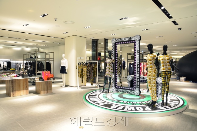지난 2014년 3월 갤러리아백화점 명품관 웨스트를 리뉴얼하면서 ‘벽 없앤 백화점’으로 변신했다.