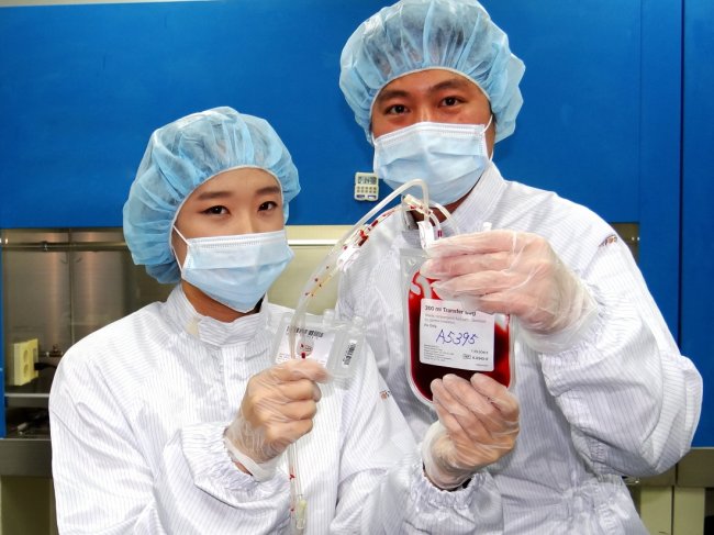줄기세포개발 전문 기업인 메디포스트의 연구원들이 제대혈 및 줄기세포 관련 연구를 진행하기 전 공급된 혈액을 들고 있다.