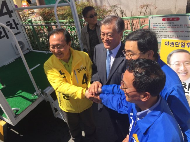 창원 성산구 반송시장을 찾은 강기윤 새누리당 후보.
