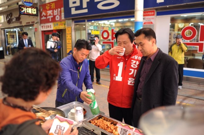 문재인 더불어민주당 대표와 함께 반송시장을 찾은 노회찬 정의당 후보.