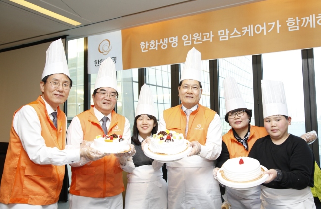 한화생명이 4~5월 두달 동안 자산 100조원 달성을 기념해 전국 100여개 봉사팀이 참여하는 릴레이 자원봉사활동을 펼친다.