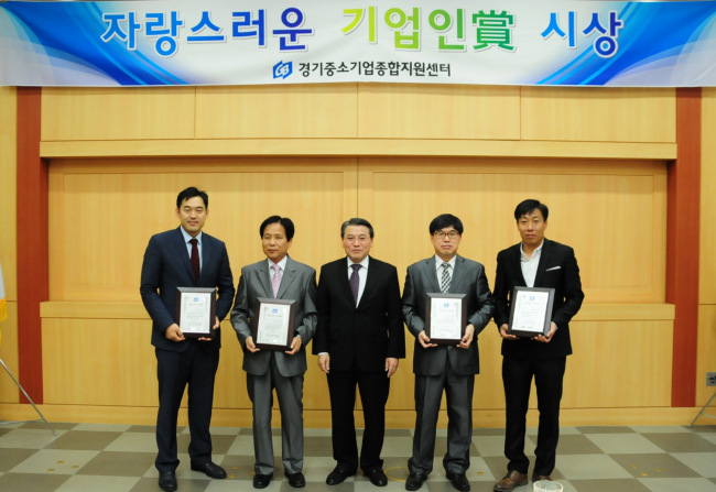 이 달의 자랑스러운 기업인賞’시상식에서 (왼쪽부터) ㈜엔코스 홍성훈 대표, ㈜태광직물 이인범 대표, ㈜성주음향 최윤길 대표, ㈜태륭 박광연 대표가 기념촬영을 하고 있다.
이 달의 자랑스러운 기업인賞’시상식에서 (왼쪽부터) ㈜엔코스 홍성훈 대표, ㈜태광직물 이인범 대표, ㈜성주음향 최윤길 대표, ㈜태륭 박광연 대표가 기념촬영을 하고 있다.