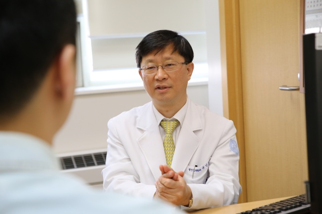 윤인영 분당서울대병원 정신건강의학과 교수가 우울증 환자를 진료하고 있다. 봄철 춘곤증과 자주 혼동되는 무기력증은 우울증의 한 증상으로 적극적인 치료가 필요하다.[사진제공=분당서울대병원]
윤인영 분당서울대병원 정신건강의학과 교수가 우울증 환자를 진료하고 있다. 봄철 춘곤증과 자주 혼동되는 무기력증은 우울증의 한 증상으로 적극적인 치료가 필요하다.[사진제공=분당서울대병원]