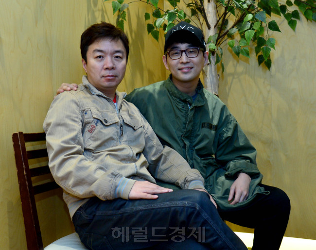 KBS 2TV ‘태양의 후예’ OST로 음원차트 줄세우기를 실현한 업계의 ‘마이다스의 손’ 로코베리의 코난(오른쪽)과 송동운 총괄 프로듀서(왼쪽)는 OST의 성공법칙으로 좋은 가수와 좋은 노래를 꼽았다.
사진=윤병찬 기자/yoon4698@heraldcorp.com