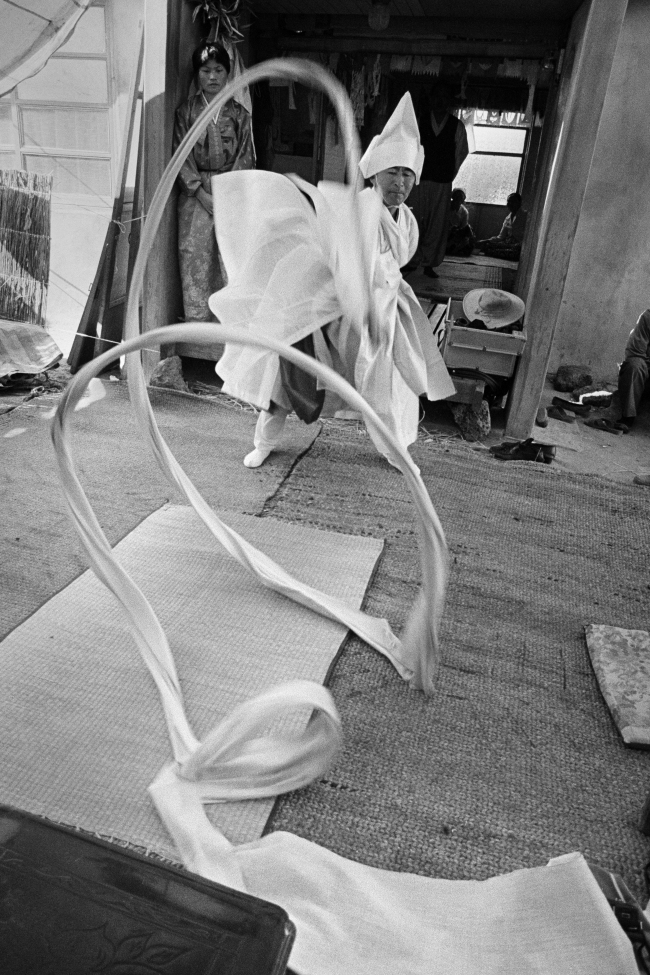 A female shaman conducts a shamanic ritual wishing for fertility and childbirth for a family in Jejudo in 1981. (Photograph by Kim Soo-nam/The National Folk Museum of Korea)