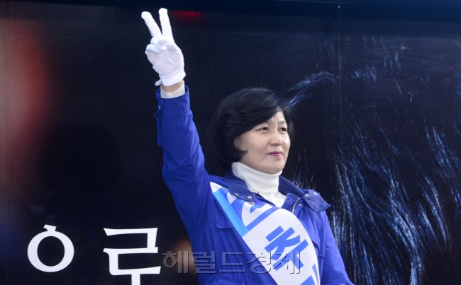 추미애 더불어민주당 광진을 후보가 6일 오후 서울 광진구 강변역 인근에서 유권자들을 상대로 거리유세를 하고 있다. 박해묵 기자/mook@heraldcorp.com