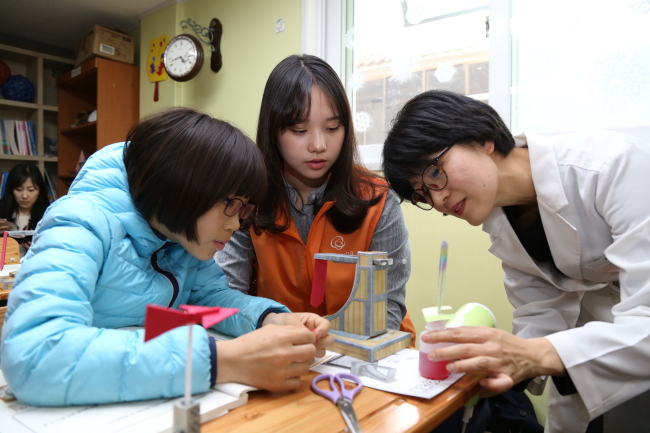 ㈜한화는 지난 4월 6일 서울 대림동 소재 한울지역아동센터에서 아이들에게 과학에 대한 꿈을 심어주는 ‘한화로 미래로 과학나라’ 시즌2 수업을 진행했다.