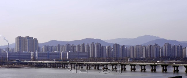 통상 강남구와 서초구에 몰려있던 전세금 10억원 이상의 ‘초고가 전셋집’이 지난해 말부턴 송파구 잠실까지 퍼진 것으로 나타났다. 잠실동 일대 아파트 단지. [이상섭 기자/babtong@heraldcorp.com]