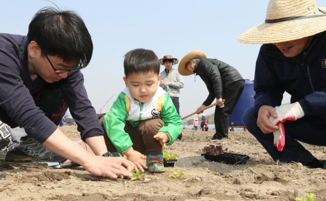 <YONHAP PHOTO-0416> 금천구, 주말농장 개장 (서울=연합뉴스) 금천구청은 9일 경기도 시흥시 논곡동에서 주말농장을 개장한다. 개장식에 참여한 주민에게 상추모종과 시금치, 강낭콩, 아욱, 열무 등 씨앗 4종을 무료로 제공할 예정이다. 2016.4.7 [ 금천구청 제공 ] cityboy@yna.co.kr/2016-04-07 08:34:39/ <저작권자 ⓒ 1980-2016 ㈜연합뉴스. 무단 전재 재배포 금지.>
<YONHAP PHOTO-0416> 금천구, 주말농장 개장 (서울=연합뉴스) 금천구청은 9일 경기도 시흥시 논곡동에서 주말농장을 개장한다. 개장식에 참여한 주민에게 상추모종과 시금치, 강낭콩, 아욱, 열무 등 씨앗 4종을 무료로 제공할 예정이다. 2016.4.7 [ 금천구청 제공 ] cityboy@yna.co.kr/2016-04-07 08:34:39/ <저작권자 ⓒ 1980-2016 ㈜연합뉴스. 무단 전재 재배포 금지.>