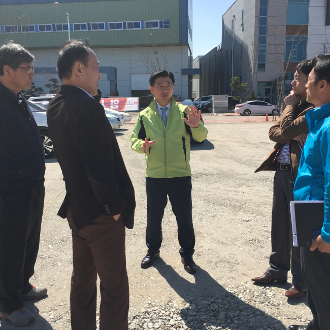 지난 4일 김동근 수원시제1부시장이 3단지 주차장을 둘러보고 있다
지난 4일 김동근 수원시제1부시장이 3단지 주차장을 둘러보고 있다
