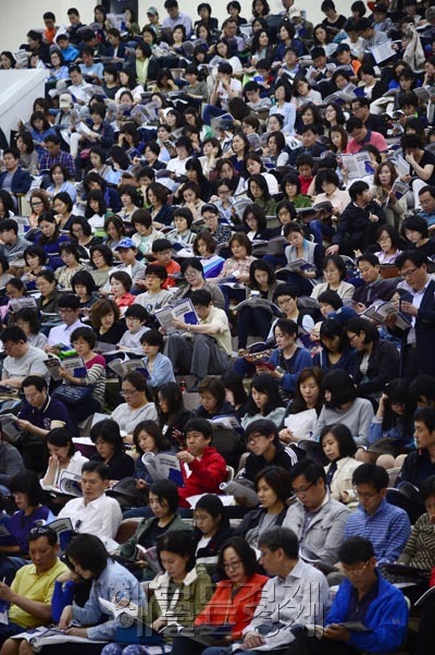 한 입시업체가 주관한 고등학교 입시설명회에 수많은 입시생들과 학부모들이 입시전략를 경청하고 있다. [사진=헤럴드경제DB]