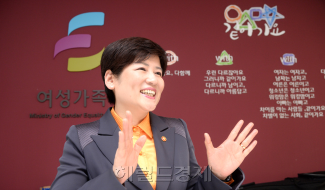 <사진설명> 새로운 것에 머뭇거림이 없는 강은희 여성가족부 장관. 물리학자를 꿈꾸던 어린 소녀에서 아이들과 함께 했던 교사, 시련에 굴복하지 않는 기업가, 내가 아닌 우리를 생각했던 정치가, 워킹망을 위한 행정가로 계속 도전을 이어가고 있다. 그의 삶을 진솔하게 담아내는 강 장관에게서 인간미가 물씬 베어나온다. 박현구 기자/ phko@herldcorp.com