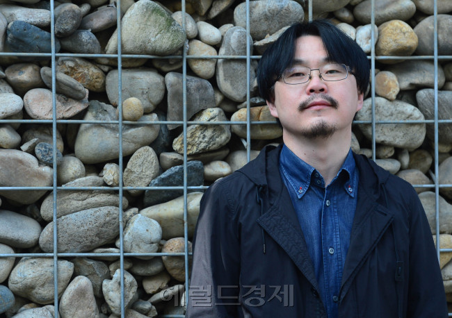 [사진= 7일 서울 종로구 한 카페에서 만난 정지우 감독. 윤병찬 기자/yoon4698@heraldcorp.com / 영화 ‘4등’ 스틸컷 ]