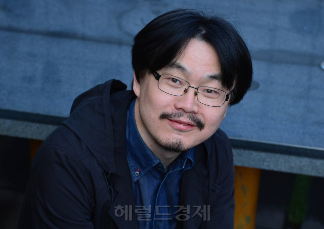 [사진= 7일 서울 종로구 한 카페에서 만난 정지우 감독. 윤병찬 기자/yoon4698@heraldcorp.com / 영화 ‘4등’ 스틸컷 ]