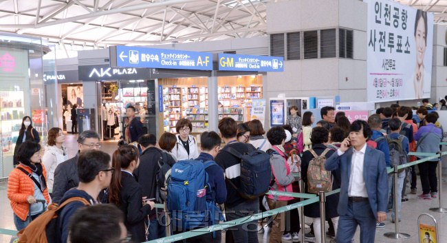8일부터 시작되는 사전투표에 여행을 가려는 시민들이 인천공항 사전투표소에서 투표을 하고 있다. 정희조 기자/checho@heraldcorp.com