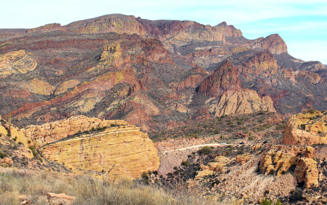 The drive along the Apache Trail gets more rugged beyond Tortilla Flat as the gravel road drops 460 meters in 5 kilometers. (Minneapolis Star Tribune/TNS)