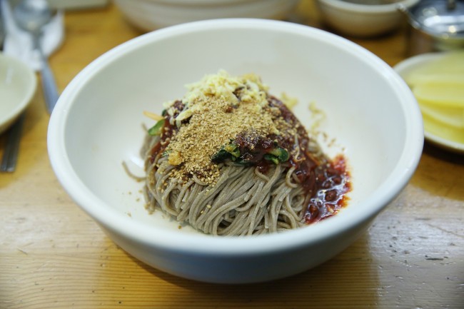 Bibim memil guksu with Yurimmyeon’s house sauce (Lee Kyeng-sub)