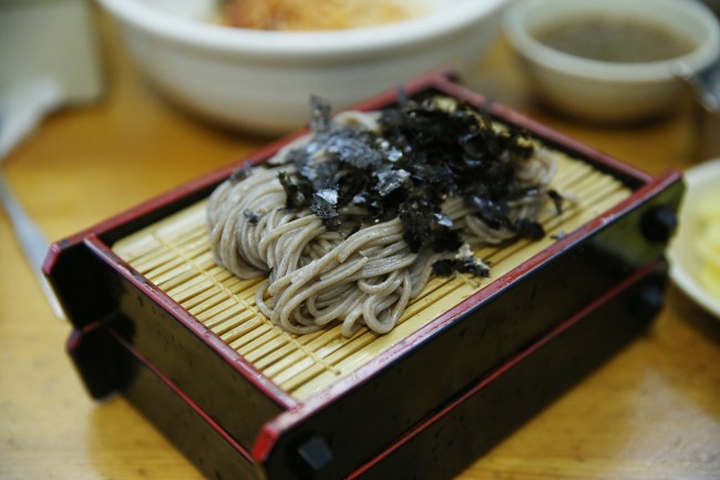 Handmade Buckwheat Noodles (Lee Kyeng-sub)
