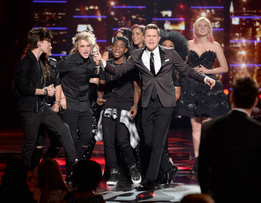 “American Idol” season 15 winner Trent Harmon (center) performs coronation song with cast of season 15 on Thursday in Hollywood, California. (AFP-Yonhap)