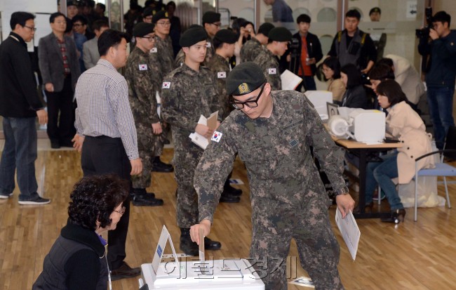 8일 오후 수도방위사령부 장병 135명이 서울 서초구 방배4동 주민센타를 찾아 사전투표를 하고 있다./ 안훈 기자 rosedale@heraldcorp.com