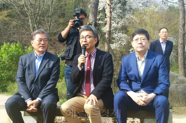김대중 전 대통령의 3남인 김홍걸(오른쪽) 더불어민주당 국민통합위원장은 9일 호남의 반문(반문재인)정서에 대해 “과거에 아버지(DJ)가 정치할 때 반대세력에서 터무니없는 악성루머를 만들어 공격했던 일이 다시 떠오른다”고 했다. [사진=헤럴드경제DB]