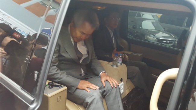 9일 3시간여의 경찰 조사를 마친 뒤 귀가하고 있는 정우현 MPK그룹 회장. 이원율 기자/yul@heraldcorp.com
9일 3시간여의 경찰 조사를 마친 뒤 귀가하고 있는 정우현 MPK그룹 회장. 이원율 기자/yul@heraldcorp.com