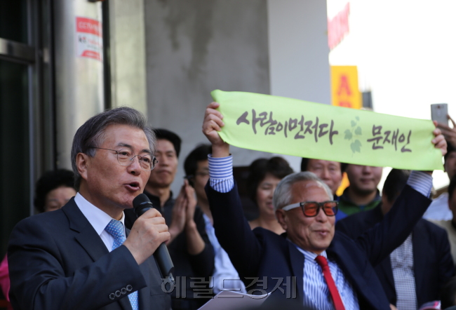 문재인 전 더불어민주당 대표가 지난 8~9일에 이어 11일 다시 1박2일간 호남행에 오른다. 사진은 문 전 대표가 지난 8일 광주 충장로우체국 앞에서 호남이 지지를 거두면 대선 불출마를 비롯해 정계은퇴하겠다고 밝힌 ‘광주시민들께 드리는 글’을 발표하는 모습. [사진=헤럴드경제DB]