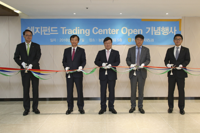 김원규 NH투자증권 대표이사(사진 가운데)이 여의도 농협재단5층 헤지펀드 트레이딩 센터에서 개점 행사를 진행했다. 사진 왼쪽부터 염상섭 경영전략본부장, 김광훈 경영지원총괄, 김원규 대표이사, 이동훈 헤지펀드추진본부장, 조규상 트레이딩 사업부 대표[사진제공=NH투자증권]