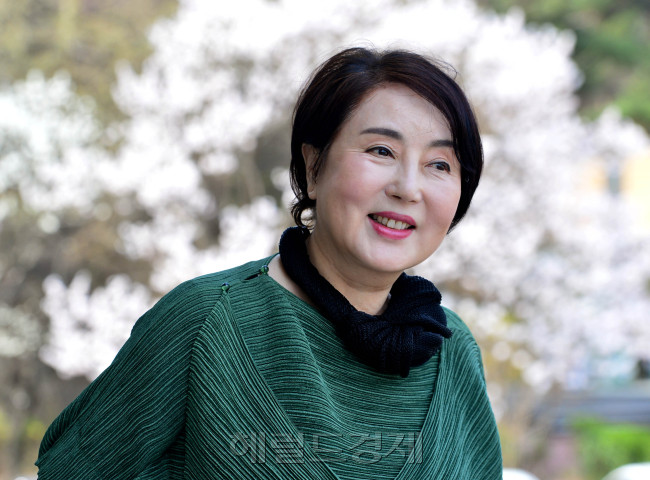 지난 5일 김성녀 국립창극단 예술감독을 벚꽃이 만개한 국립극장 정원에서 만났다. “어머니가 선생님팬이에요”라고 하자 “난 꼭 그렇더라. 만나는 사람들마다 자기가 팬이라고 하는 게 아니고 어머니 아버지가 팬이라고 한단 말야”라며 소녀처럼 웃었다. [사진=윤병찬 기자/yoon4698@heraldcorp.com]