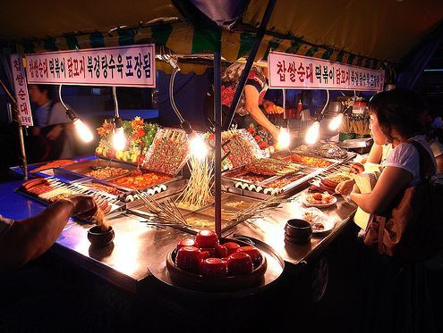 일명 '하루벌이' 소상공인들에겐 투표를 위해 잠시 자리를 비우는 시간도 그날의 생계를 결정하는 매상으로 연결된다.
일명 '하루벌이' 소상공인들에겐 투표를 위해 잠시 자리를 비우는 시간도 그날의 생계를 결정하는 매상으로 연결된다.