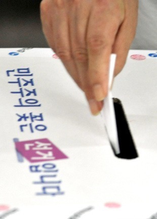 투표는 시민의 권리이자 의무다. 다 아는 사실이다. 하지만 생계 때문에 투표를 하지 못하는 사람들도 적지 않다. 일각 4ㆍ13 총선의 슬픈 자화상이다. 사진은 중소기업 근로자, 포장마차 주인, 택시기사, 투표함 이미지.
